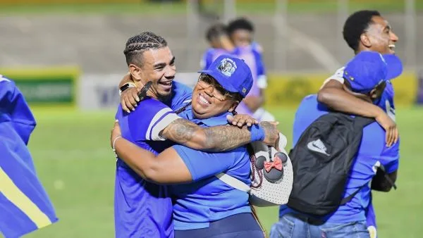 庫拉索球員晉級後擁抱慶祝