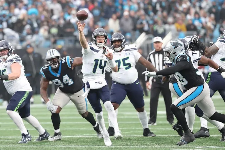 西雅圖海鷹隊四分衛山姆・達諾德（Sam Darnold）將再次迎來機會，幫助球隊力拚鎖定 NFC 季後賽頭號種子席位。/MBM娛樂城