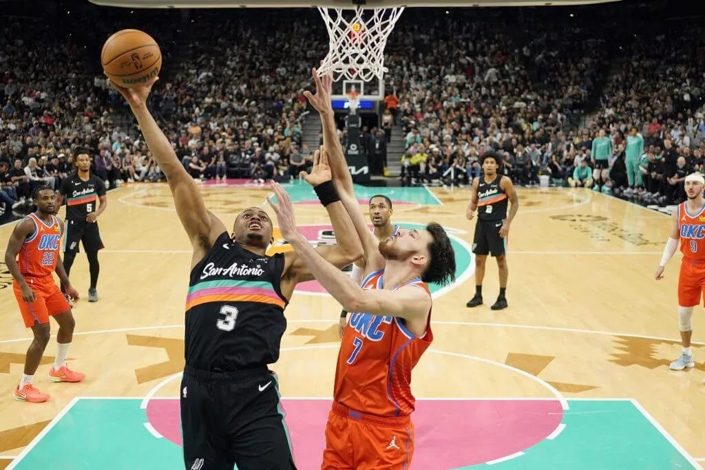 NBA獎項大戰爆發危機?65場門檻恐讓MVP與最佳陣容大洗牌 2 切特·霍姆格倫(Chet Holmgren)起身防守凱爾登·約翰遜(Keldon Johnson)的投籃。斯科特·瓦赫特(Scott Wachter)/MBM娛樂城