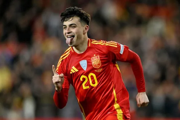 紅色王朝中場核心佩德里:巴薩與西班牙的未來節拍器 4 佩德里如今已經成為西班牙國家隊的中場核心