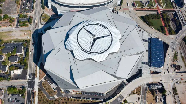 Mercedes-Benz體育場可開合屋頂上有一個巨大賓士LOGO