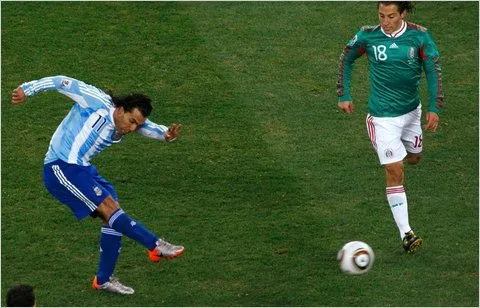 Wenger「日光越位」改革成真?從世界盃爭議看越位規則百年演變 4 2010世界盃阿根廷Tevez越位