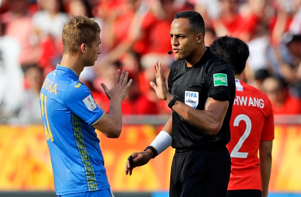 科技裁判2.0!世界盃AI裁判系統全面導入越位偵測+肢體預判 4 目前還是以人類裁判為主要依據