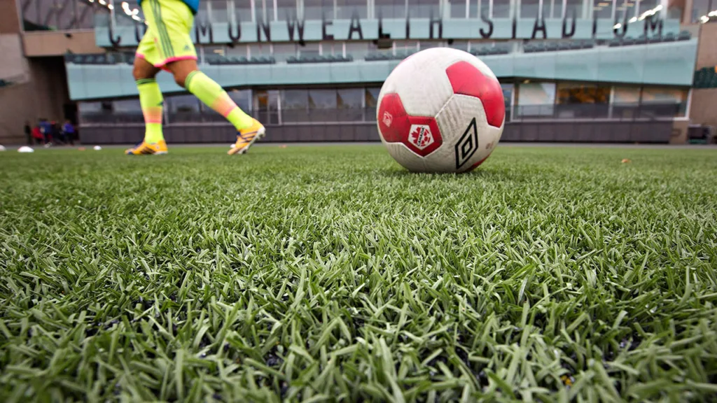 2026世界盃場地改建:美國球場改鋪天然草皮引發爭論 2 天然草地與人工草皮的性能有差異