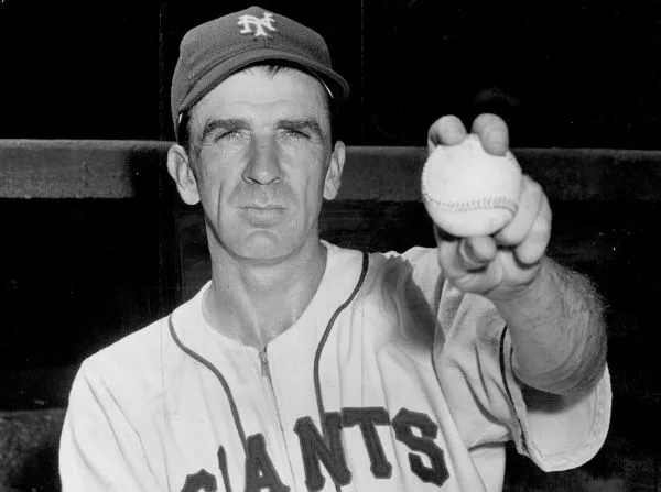 螺旋球大師Carl Hubbell:大聯盟史上最強旋轉的統治年代 2 Carl Hubbell展示投球握法