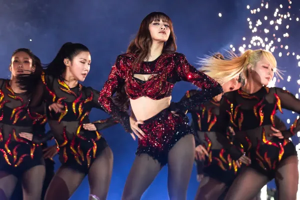 2026世足開幕表演陣容曝光!凱蒂佩芮、Lisa、Michael Bublé輪番登場 4 BLACKPINK Lisa會登上sofi主場
